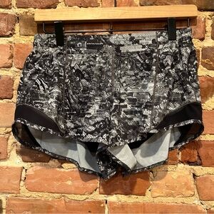 Lululemon Hotty Hot Short II *2.5"
Masked Lace Starlight Black Size 8